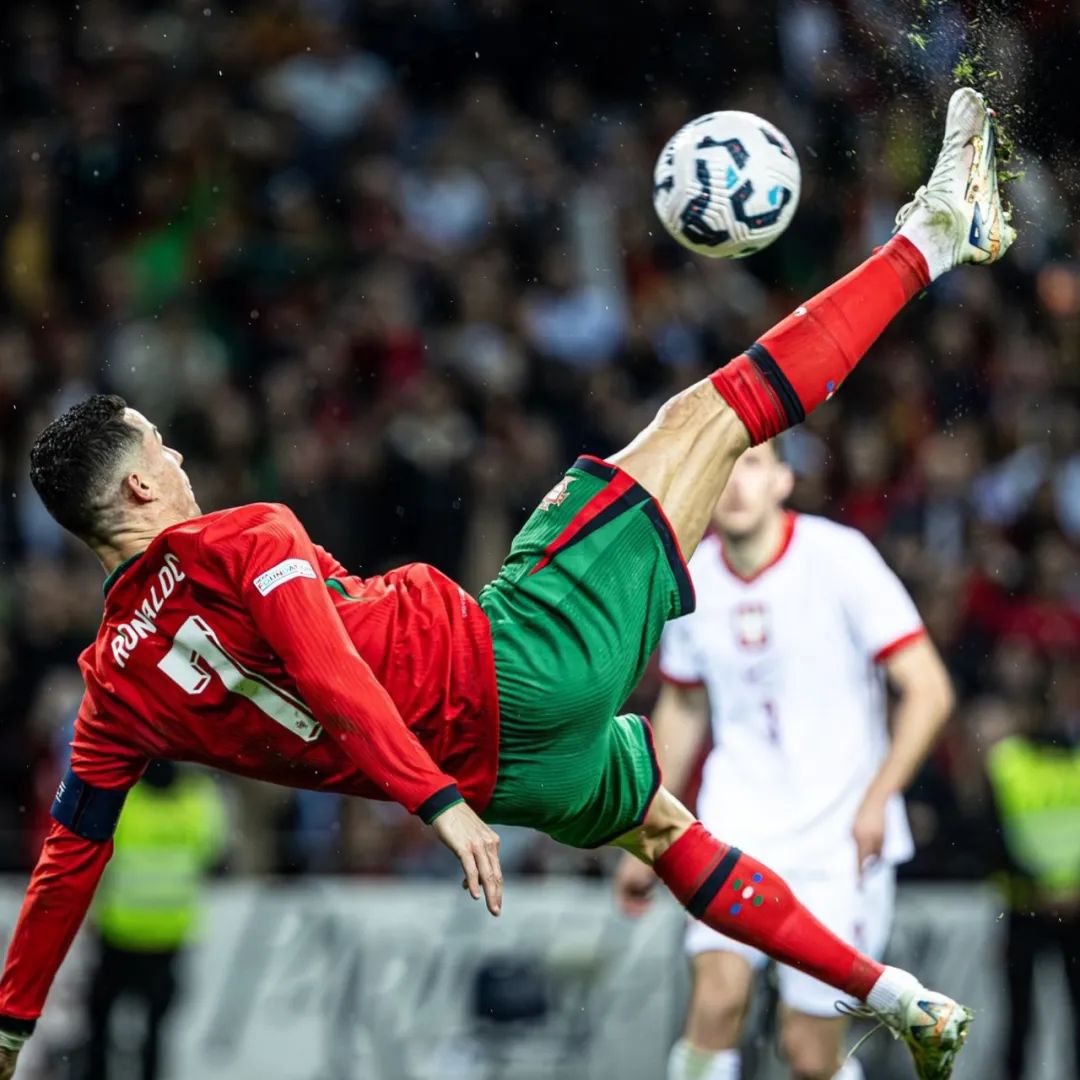 英超：曼联客场2-1击败莱斯特城（英超：曼联2-1客胜莱斯特城）