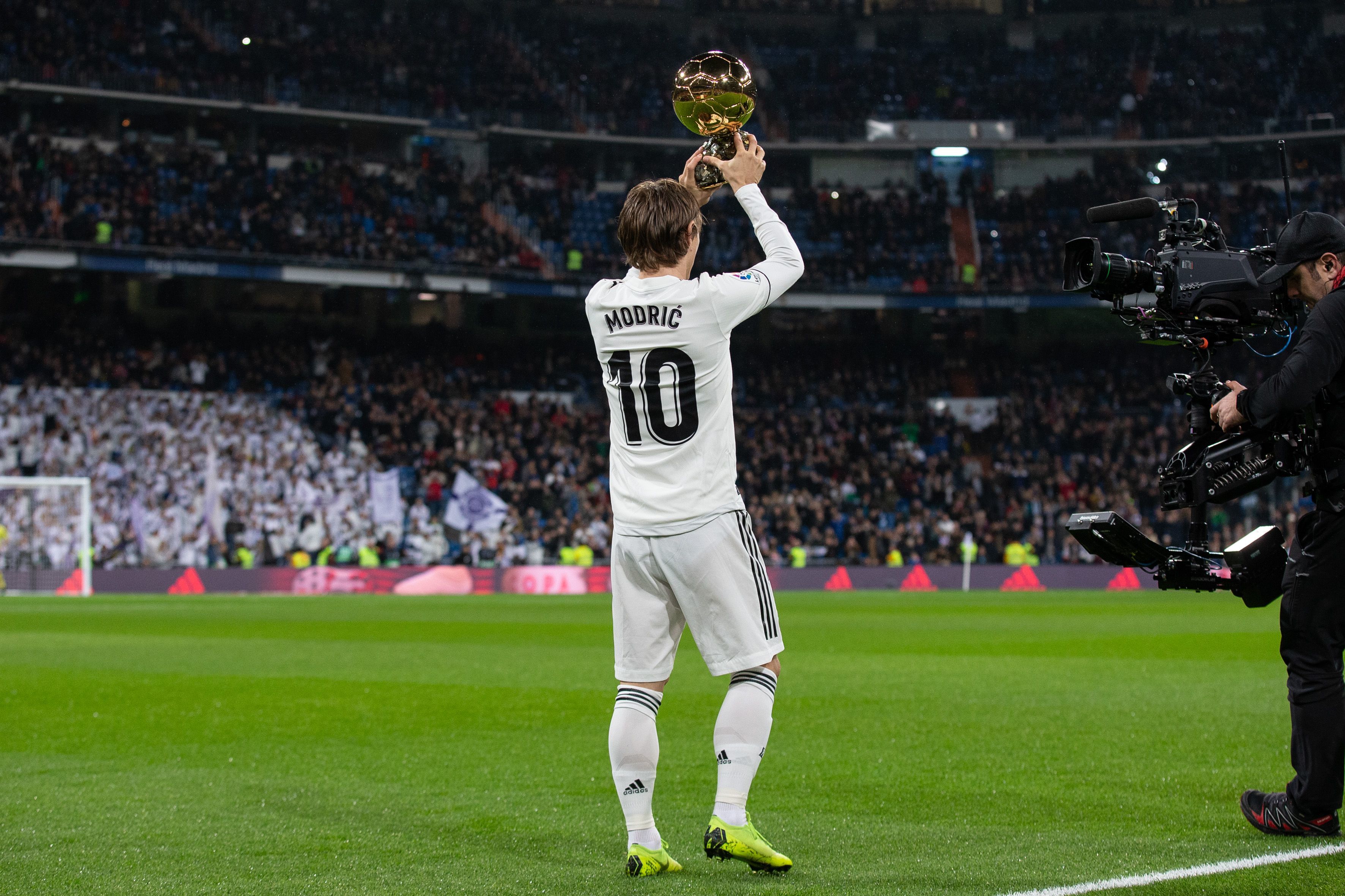 手感不错！东契奇首节6中4轻取10分（状态在线！东契奇首节6投4中斩获10分）