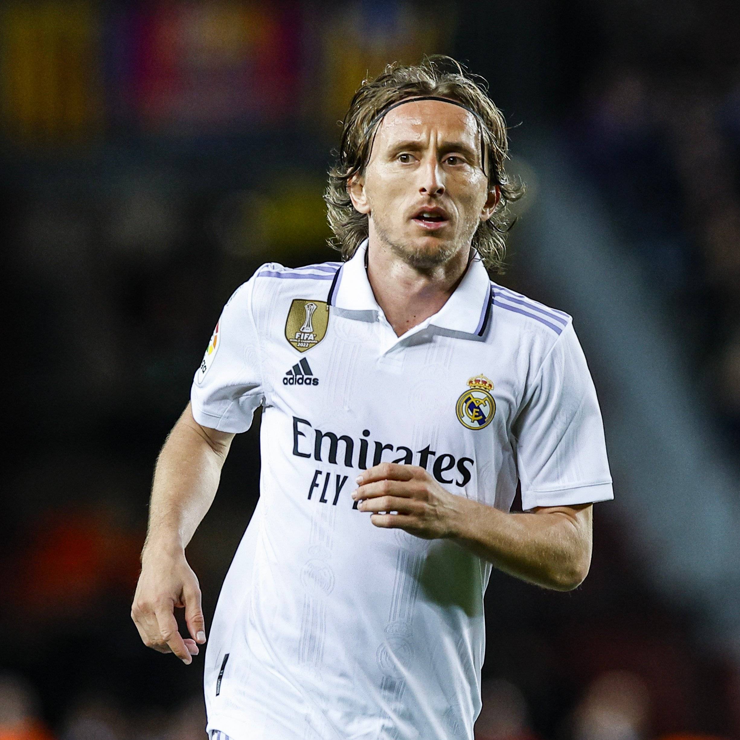 老队友见面，埃泽和奥利塞赛后交换了球衣（旧友重逢：埃泽与奥利塞赛后互换球衣）