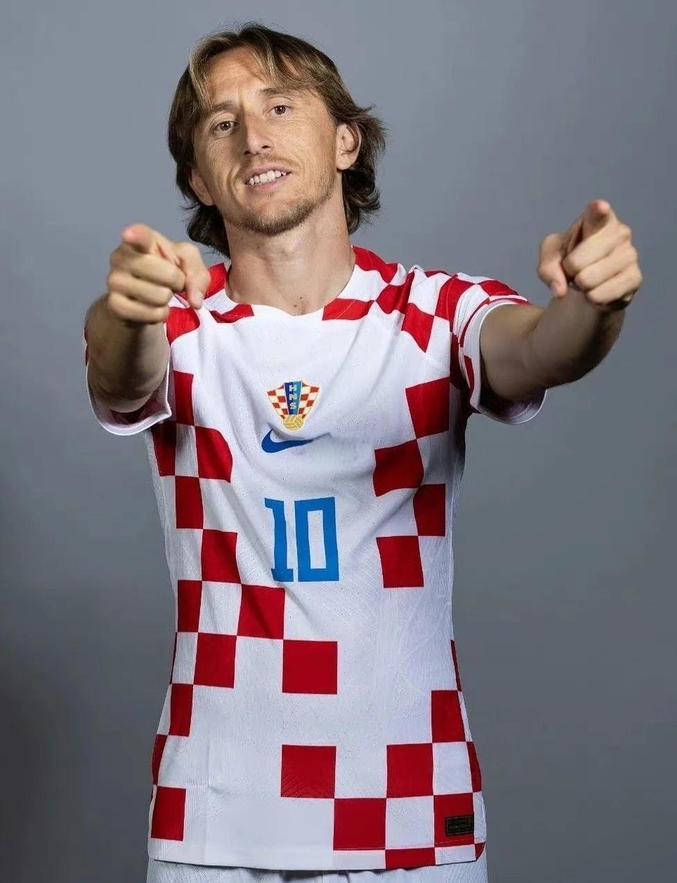 水晶宫与斯特拉斯堡赛前，维埃拉现身法国酒吧和球迷一起观战（水晶宫vs斯特拉斯堡开战前，维埃拉现身法国酒吧与球迷同看比赛）